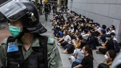 图为2020年5月27日，在香港铜锣湾区的一次抗议活动中，防暴警察拘留了一群民众。（法新社档案照）