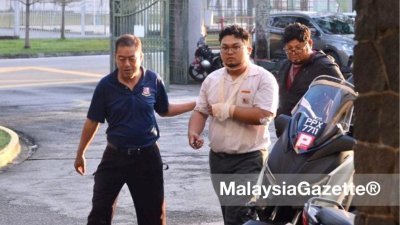父亲胡萨尔（右起）载送受伤的儿子沙益依萨到学校门口，由老师带后者进入考场。（图取自Malaysia Gazette）