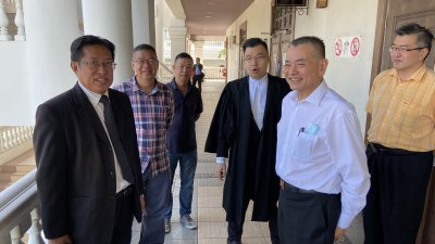 洪文兴（左）与陈德钦（右2）于周二上午，在槟州高庭就追问郭鹤尧华小改名诽谤案供证。