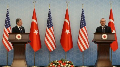 美国国务卿布林肯（左）与土耳其外长恰武什奥卢于周一，在安卡拉举行联合记者会。（图取自路透社）