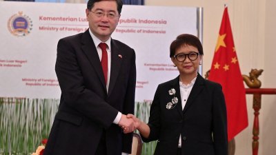 中国外交部长秦刚（左）周三到访雅加达，与印尼外交部长蕾特诺会晤。（图取自路透社）