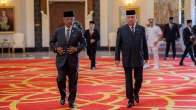 国家元首苏丹阿都拉（左）与柔佛苏丹依布拉欣出席第261届马来统治者会议。（图取自柔佛苏丹面子书