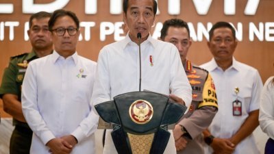 印尼总统佐科（中）周一在雅加达国防中央医院落成典礼发表演说。（图取自法新社）