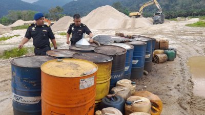 霹雳贸消局突击检查霹雳积莪营的一处采砂场，充公9桶走私柴油。