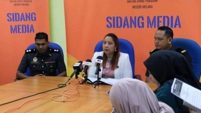 诺丽娜（左2）呼吁有意参与“慈悯菜单”计划的贩商先咨询马六甲国内贸易及生活成本局。