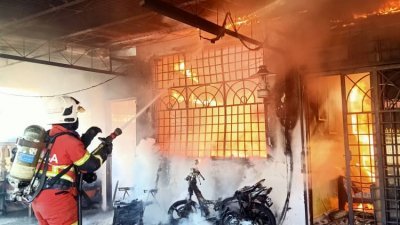火势一发不可收拾，将屋子及停放在屋外的一辆摩哆焚毁。