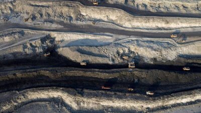 中国内蒙古一座露天煤矿下午惊传大面积坍塌，多名作业人员和车辆被掩埋。图为中国内蒙古自治区露天煤矿示意图。（路透社）