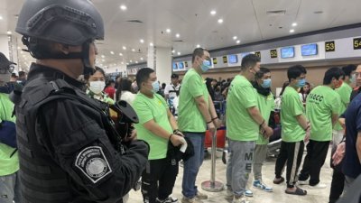 中国与菲律宾执法部门再次联手遣返40馀名在菲律宾从事离岸博彩的中国公民。（图取自中国驻菲律宾大使馆微信）