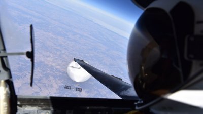 美国国防部当地时间周三公开由高空侦察机拍摄的中国气球的照片。