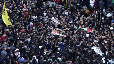 大批巴勒斯坦人周三在纳布卢斯，为在以军搜捕行动中的死者举行葬礼。（图取自法新社）