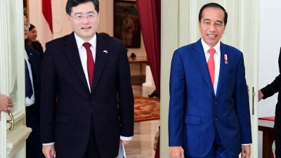 在印尼雅加达总统府，印尼总统佐科与到访的中国外长秦刚并肩而行。（图取自印尼总统府/路透社）