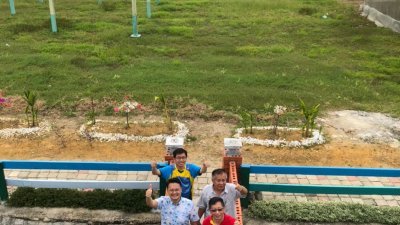 杨顺兴（左排中）、槟州首长协调官赖国平（右排后）参访威北生态旅游中心莲花池。