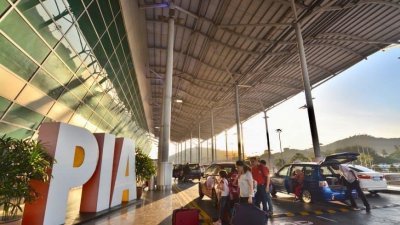 为了支持和促进投资者、商人和旅客的入驻，政府计划扩建槟城国际机场。