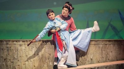 金钟视帝陈亚兰（蓝衣）推出舞台剧版《嘉庆君游台湾》，吸引新加坡、马来西亚、印尼、越南戏迷到台湾一睹风采。（图源：欣湉国际）