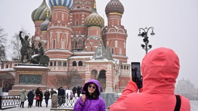2023年2月24日，中国游客在莫斯科市中心的红场参观。来自广州的34名游客是自新冠肺炎疫情大流行以来，第一批抵达莫斯科的中国游客。（图取自法新社）