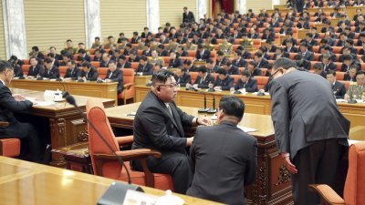 朝中社周一发布劳动党周日七中全会的画面，朝鲜最高领导人金正恩（右3）与官员交谈。（图取自朝中社/法新社）