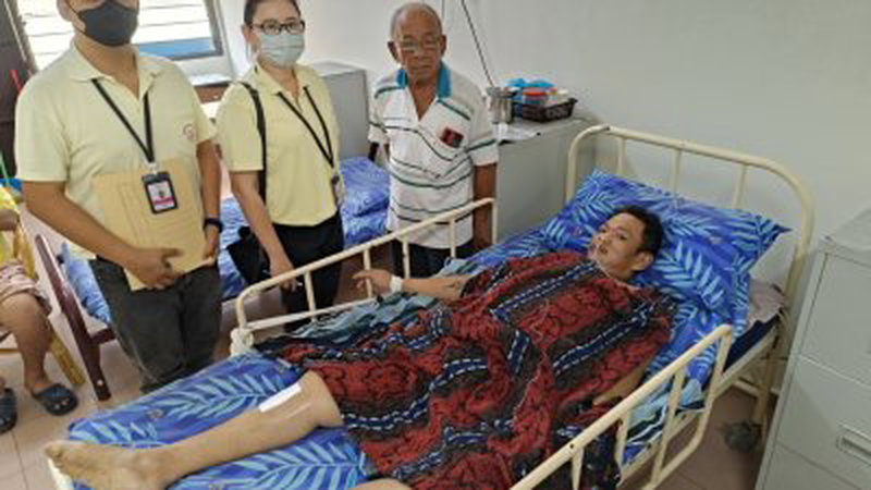 洪宝成的妻子去年冠病逝世，家中老小无人可以照顾他，年迈老父恳求协助安顿儿子入住疗养院。