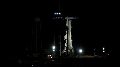 搭载“载人龙”太空船的“猎鹰9”号火箭，周一准备从临时美国佛罗里达州卡纳维拉尔角升空时，突然宣布推迟发射。（图取自路透社）