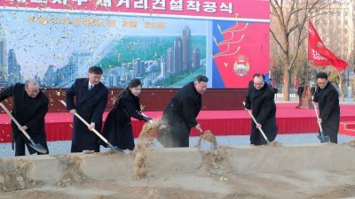 朝鲜官媒周日发布前一天拍摄的照片，最高领导人金正恩携同女儿金主爱出席平壤西浦地区新街建设项目开工仪式。（图取自朝中社/路透社）