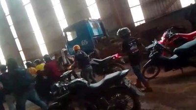 1月16日在社交媒体流传的视频截图显示，中国和印尼工人在苏拉威西省莫罗瓦利的一家镍冶炼厂发生冲突。（图取自路透社档案照）