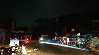 邦咯岛周日发生大停电后，居民只能靠车辆的灯光照明。（图由黄丽娟提供）