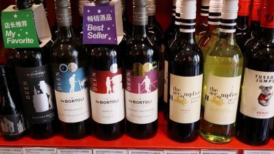 2020年11月27日，在中国北京一家出售进口葡萄酒的商店的货架上，展示出售澳洲葡萄酒。（图取自路透社档案照）
