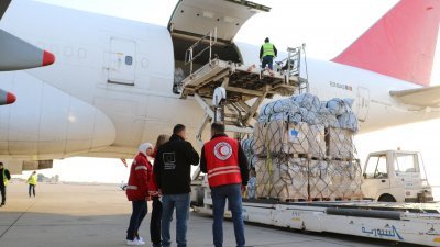 一架载有欧盟人道主义援助物资的飞机于周日，抵达叙利亚大马士革国际机场。（图取自叙利亚红新月会/路透社）