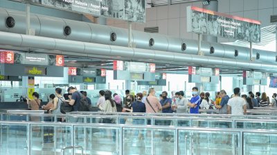 民众反映，自允许持新加坡护照公众使用自动查验通关系统，导致通关堵塞问题更加严重。（图取自移民局档案照）