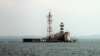 首相安华下令重新检讨索取白礁岛主权案，以便尽快与新加坡展开更有意义的谈判。