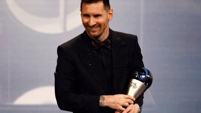 阿根廷足球名将梅西在时隔4年，再次获得“世界足球先生”殊荣，这也是他第7次荣膺“世界足球先生”。（图取自路透社）