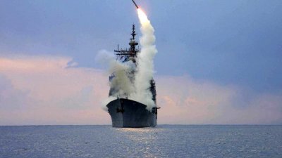 2003年3月23日，一枚“战斧”对地攻击导弹 (TLAM) 从在地中海东部的“圣乔治角”号导弹巡洋舰发射。（图取自美国海军/Intelligence Specialist 1st Class Kenneth Moll/路透社档案照）