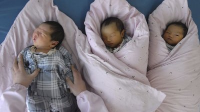 中国江苏省淮安市一家医院的护士，照顾几名新生儿。（图取自路透社）