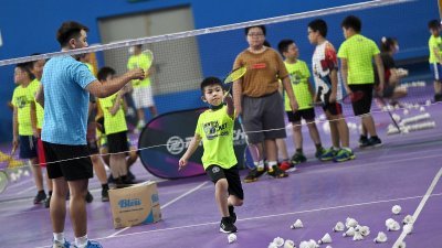 “与陈炳顺挥拍羽球集训营”是一项配合学校假期所主办的活动，目的是教导学子初级的羽球技巧，以冀能够发掘更多人才。
