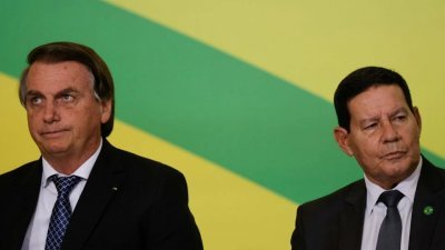 巴西代理总统莫拉奥在新年谈话中批评即将卸任的总统博索纳罗不负责任。图为时任总统的博索纳罗和他的副手莫拉奥（右）于2021年在巴西利亚出席活动时所摄。（路透社档案照）