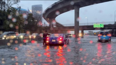 美国三藩市跨年夜迎来豪雨成灾，大水也影响在高速公路上行驶的车辆速度。（Elizabeth Dzeng /路透社）