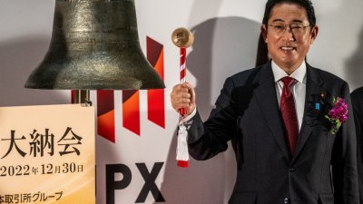 日本首相岸田文雄周五在东京证券交易所举行的2022年交易结束仪式上敲钟。（图取自法新社）