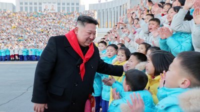 据朝鲜内部人士向美媒透露，朝鲜学生若讲话时出现韩国口音，将会被逐出学校送去挖矿。图为朝鲜最高领导人金正恩会见朝鲜儿童联盟代表。（朝中社/路透社）