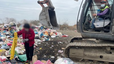 清洁队接获民众求助，指将放有新台币3万元的旧衣丢进垃圾车，经出动挖土机翻找约1小时后寻获。（图由中央社提供）
