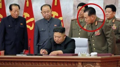 朝鲜军事2号人物、朝鲜劳动党中央委员会副委员长兼书记朴正天（红圈者）传遭到免职，原因、去向不明。（朝中社）
