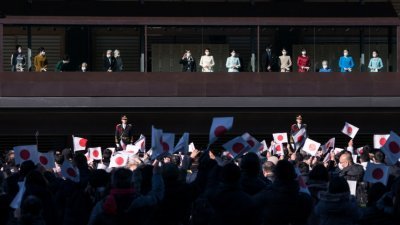 日本皇室主要成员周二早站在皇宫长和殿的阳台接受民众贺年。（图取自法新社）