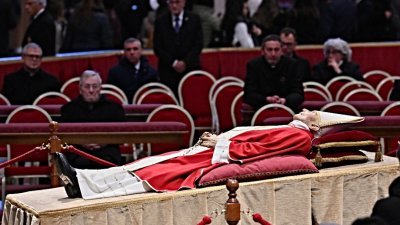 前罗马天主教教宗本笃十六世周一起停灵于圣伯多禄大教堂，供公众瞻仰遗容3天。（法新社）