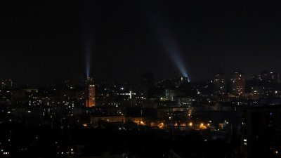在乌克兰首都基辅，乌克兰军人周日使用探照灯在城市上空搜索俄罗斯无人机。（图取自路透社）