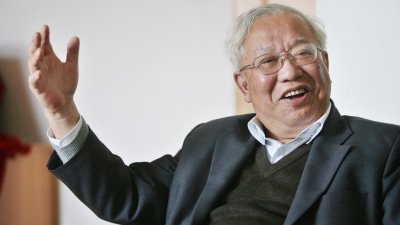 《实践是检验真理的唯一标准》的主要作者、南京大学哲学系教授胡福明去世，享年87岁。（图取自中新社档案照）