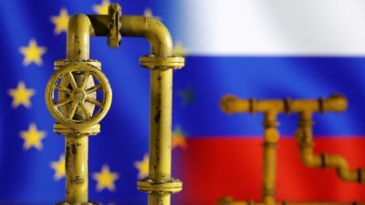插图显示，一个天然气管道模型放置在欧盟和俄罗斯国旗前。（图取自路透社档案照）