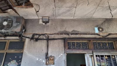 王汉龙住家前院屋顶因火灾产生的高温而损坏。（图：事主提供）