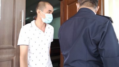 陈炳坤（译音）周三前往法庭面控后，被庭警带离开法庭。