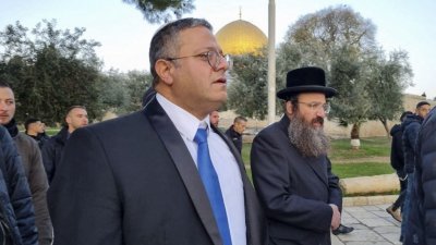 以色列新任国家安全部部长本-格维尔当地时间周二早，穿过耶路撒冷阿克萨清真寺大院的庭院。（图取自圣殿山管理局/法新社）