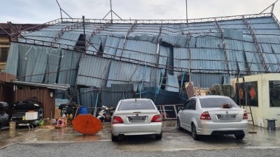 大风吹倒位于太平甘文丁路旁的999二手车商店的大型铁棚，造成超过20万令吉的损失。