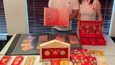 陈添来（左）与陈莉恋收集红包封10多年，收藏数目估计超过6万张。