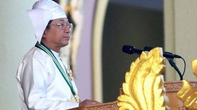 缅甸军政府领导人敏昂莱于纪念独立日对军队和支持者说发表演说。（法新社）